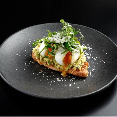 Круассан с яйцом и гуакамолев Stories по цене 599 ₽