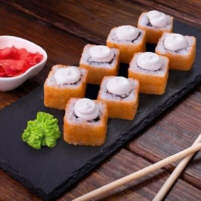 Ролл жареный с курицей и огурцом в Inari по цене 279 ₽