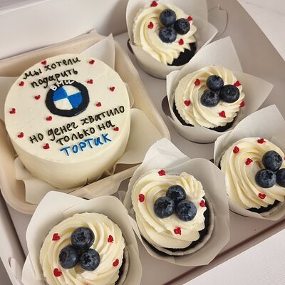 Бенто-торт + 5 капкейков-тортиков в стаканчике для мужа, парня, папы, коллеги, бабушки, крестной, на юбилей, на день рождения, бмв с голубикойв О! Тортик по цене 4090 ₽