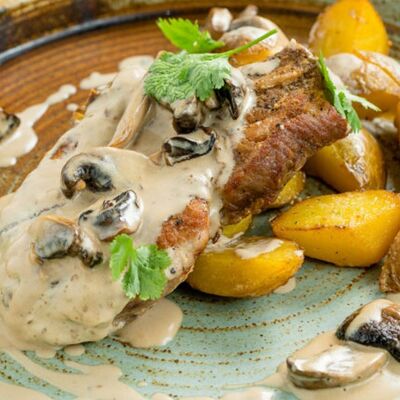 Свинина с картофелем беби, грибами и соусом демиглас в Крем кафе по цене 890 ₽