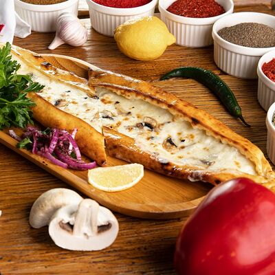 Пиде с сыром в Sultan Kebab по цене 700 ₽