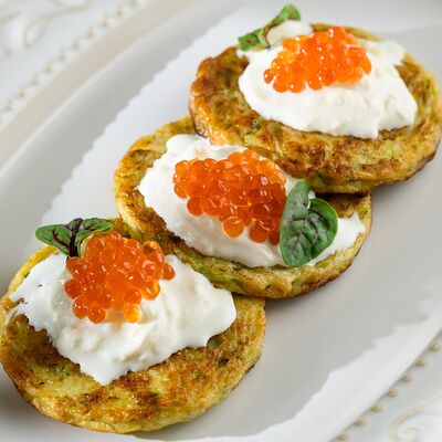 Оладьи из цукини со страчателлой и красной икрой в Пышки и не только по цене 1000 ₽