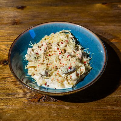 Паста с курицей и грибами в Shamrock по цене 640 ₽
