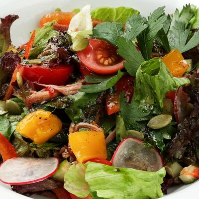 Салат с рваной говядинойв Максимилианс по цене 790 ₽