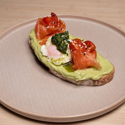 Авокадо тост с соусом песто и яйцом пашот с семгой в Green Dog по цене 961 ₽