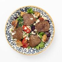 Теплый салат с телятиной в MAHALLA