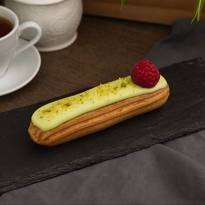 Эклер Фисташка с малиной в Буркина Фасоль по цене 230 ₽