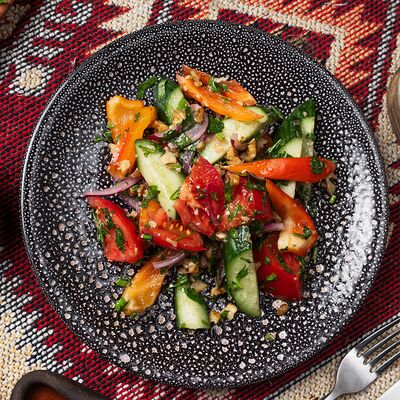 Салат по-грузински с орехами в Хинкальная по цене 530 ₽