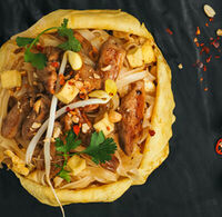 Лапша Пад Тай с курицей в Mojo