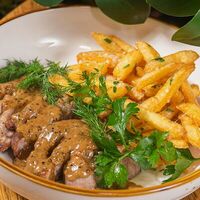 Стейк из cвинoй шеи с картофелем фри в Eva bistro
