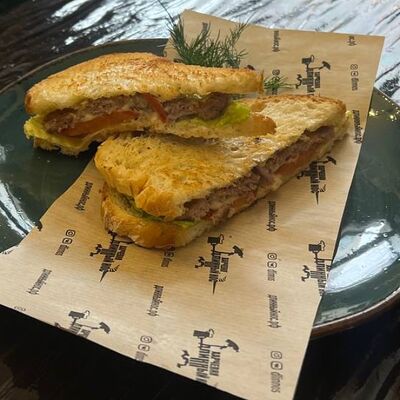 Сэндвич с мясными котлетками и сыром в Длинный нос по цене 350 ₽