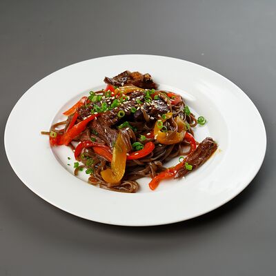 Гречневая лапша Wok с говядиной и овощами в Zerno по цене 475 ₽