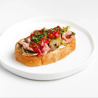 Брускетта с ростбифом и соусом из горчицы и каперсов в Гости по цене 520 ₽