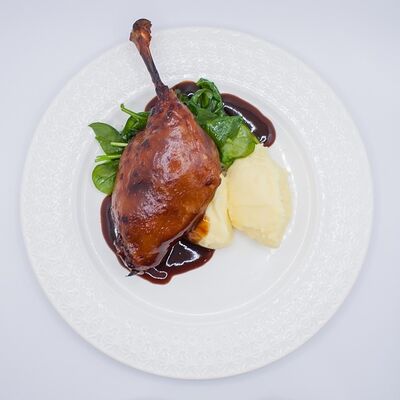 Утиная ножка на подушке из шпината с картофельным пюре в Bella Vita по цене 995 ₽