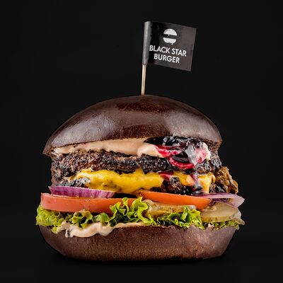 Бургер Vip 13 Black Angus в Black Star Burger по цене 1080 ₽