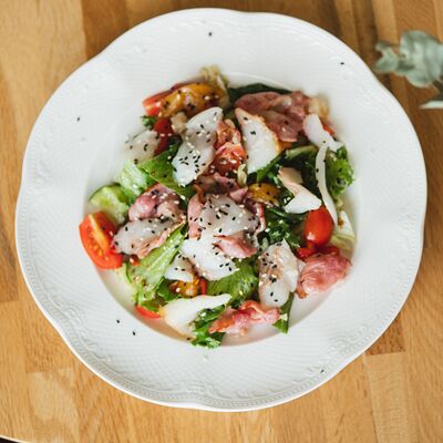 Салат с копченым палтусом, беконом и овощами с лимонно-горчичным соусом в Semplice Secondfloor по цене 560 ₽