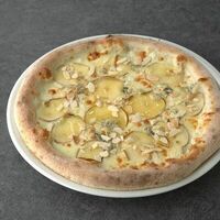 Пицца с моцареллой, горгонзолой и грушей в Giacomo