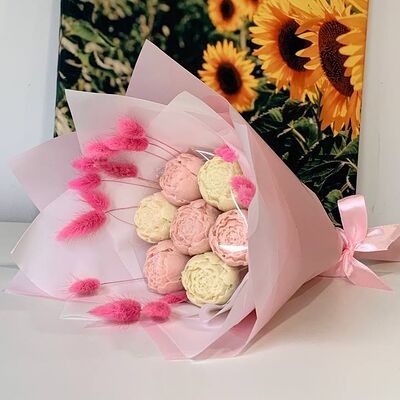 Букет из 7 шоколадных пионов с сухоцветами в Berry prime по цене 1290 ₽