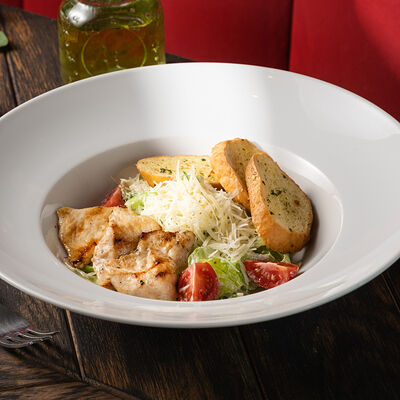 Цезарь с филе цыпленка в Kinza по цене 575 ₽