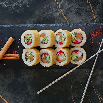 Жареный ролл с морепродуктамив Panda Sushi по цене 599 ₽