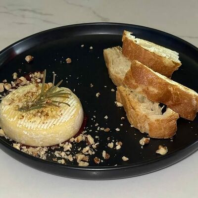 Запеченный камамбер в Kaif Lounge по цене 950 ₽