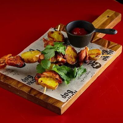 Мини-шашлык из куры и картофеля в Грузинскоебистро Каха по цене 364 ₽