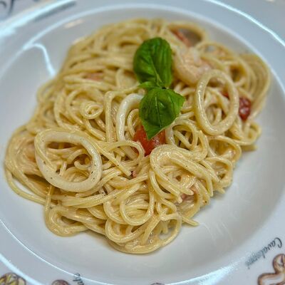 Спагетти с кальмарами и креветками в Parmigiano Pizza по цене 538 ₽