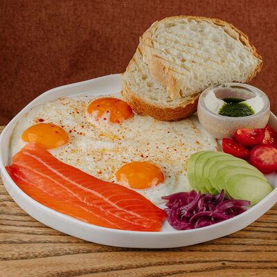 Завтрак с яичницей, лососем, авокадо, сыром в Sunny cafe по цене 970 ₽