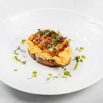 Тост с воздушным скремблом, кубиками зеленого хрустящего яблока и запечённым угрем в Sabor de la Vida по цене 950 ₽