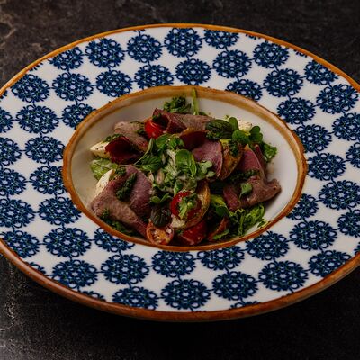 Салат-стейк с говядиной, помидорами черри, мини-моцареллой и соусом из петрушки в Cruise по цене 800 ₽