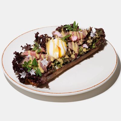 Тост с ростбифом, салатными листьями, соусом тоннато и яйцом пашот в Эхо по цене 950 ₽