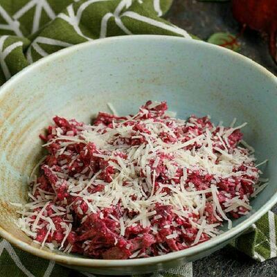 Салат из говядины, свеклы и копченого сулугуни в Баклажан в ТЦ 