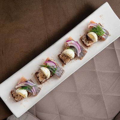 Ржаные тосты с балтийской сельдью в Бибирево по цене 580 ₽