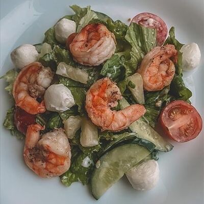 Салат с королевскими креветками и моцареллой в Соль & Перец по цене 587 ₽