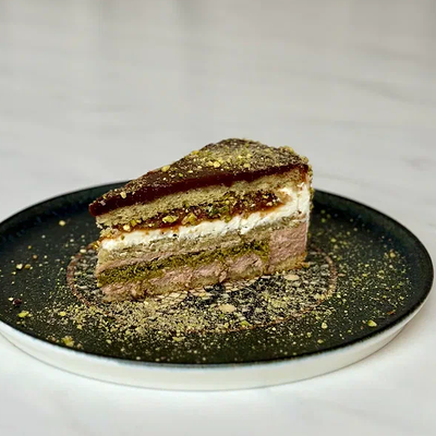 Шоколадно-фисташковый торт в Prana по цене 570 ₽