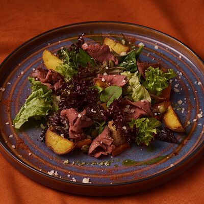 Салат с ростбифом и печеным картофелемв Липа гастробар по цене 690 ₽