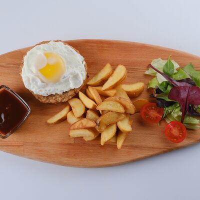 Бифштекс с яйцом в Кафе Это Факт по цене 708 ₽