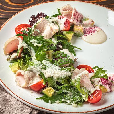 Салат с копченой индейкой в Седло по цене 695 ₽