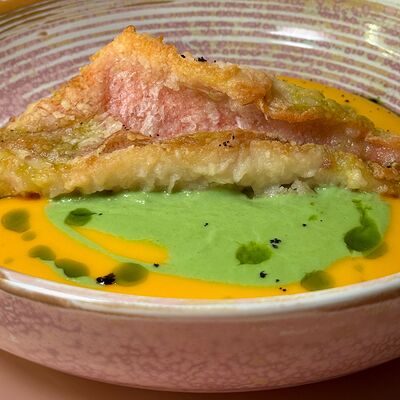 Окунь с морковным пюре и соусом из зеленого горошка в Cafe People по цене 430 ₽