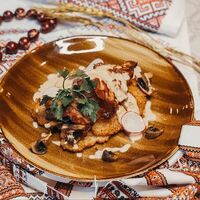 Деруны с жареным беконом и соусом из грибов в Чумацький шлях