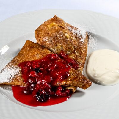 Блинчики Креп сюзетт с ягодами и сметаной в МОМО по цене 800 ₽