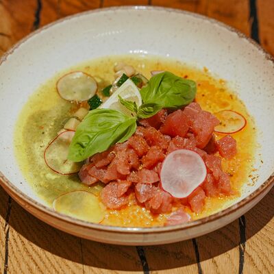 Севиче из тунца с маринованным цукини, кремом сладкого перца и хрустальным редисом в Rekki Pizza & Cocktail Bar по цене 980 ₽