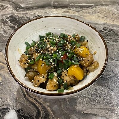 Тяхан с куриным филе в Суши-бар Макото по цене 450 ₽