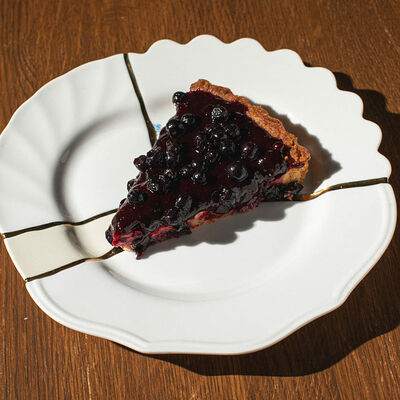 Тарт с заварным кремом и черной смородиной в Touché по цене 600 ₽