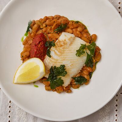 Филе палтуса с фасолью, томатно-цитрусовым соусом и хрустящей петрушкойв Банщики по цене 1560 ₽