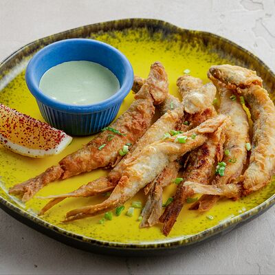 Корюшка жареная с соусом из сметаны и хрена в Иван да Марья по цене 1290 ₽