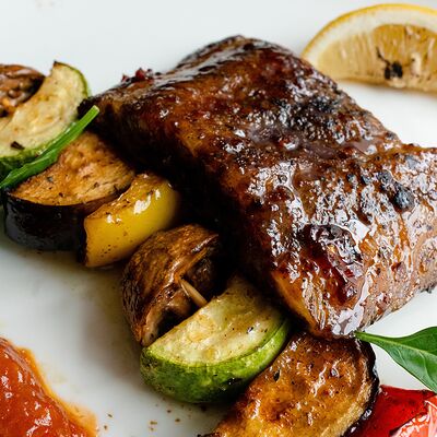 Стейк из клариевого сома горячего копчения с овощами на гриле в Чо? Капчо! по цене 790