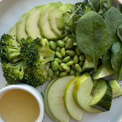 Зелёный салат с соусом юдзу в Корица по цене 585 ₽