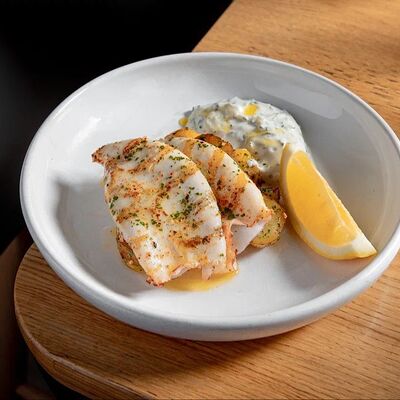 Кальмар на гриле с картофелем и дзадзики в Раковая на Петроградке по цене 1390 ₽