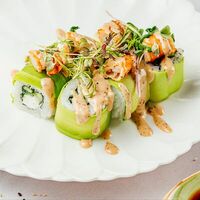 Ролл с авокадо и креветкой темпура в Яем